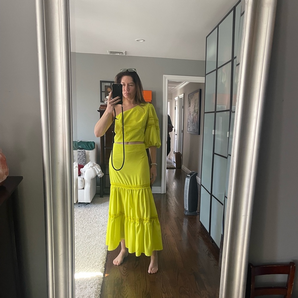 Deep Bright yellow 2 pieces skirt and top with puff sleeves and tiered skirt NWT